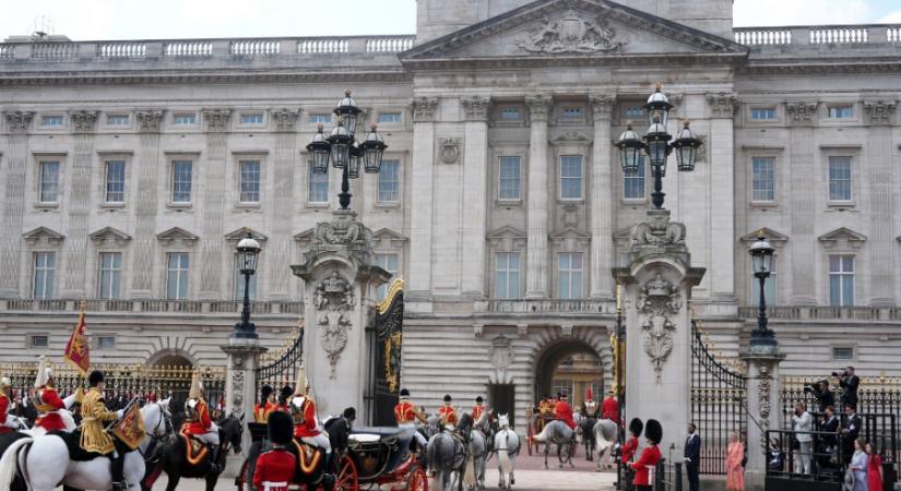 Ilyen belülről a Buckingham-palota lezárt szárnya, amit most bárki megnézhet