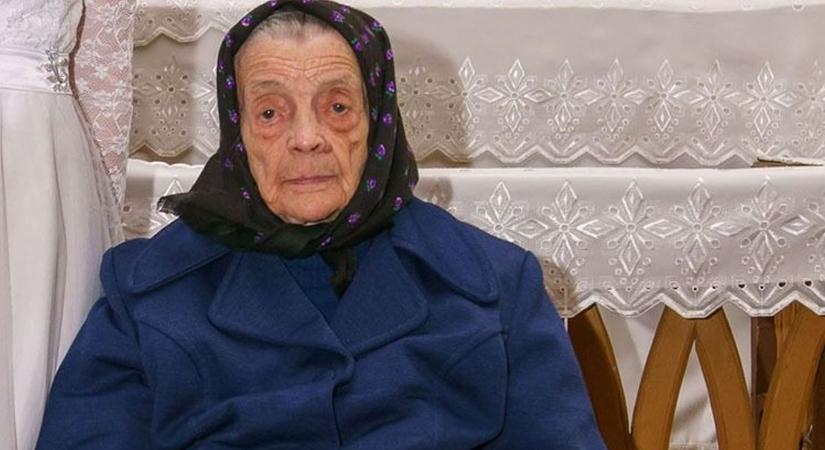 Egy 102 éves hölgyet ünnepel családja és Pusztavám