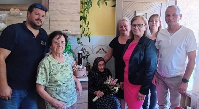 Sóshartyán legidősebb, 100 éves lakosát köszöntötték születésnapja alkalmából