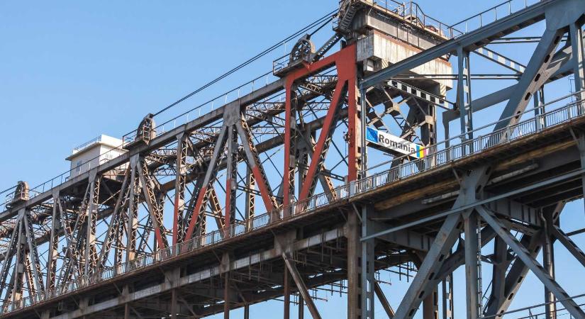 Elkezdődött a munka a Barátság hídján, új átkelő építését kérik a fuvarozók