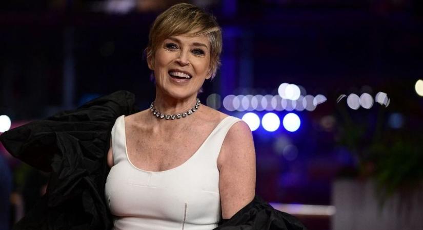 Így néz ki Sharon Stone 66 évesen, egy szál bugyiban