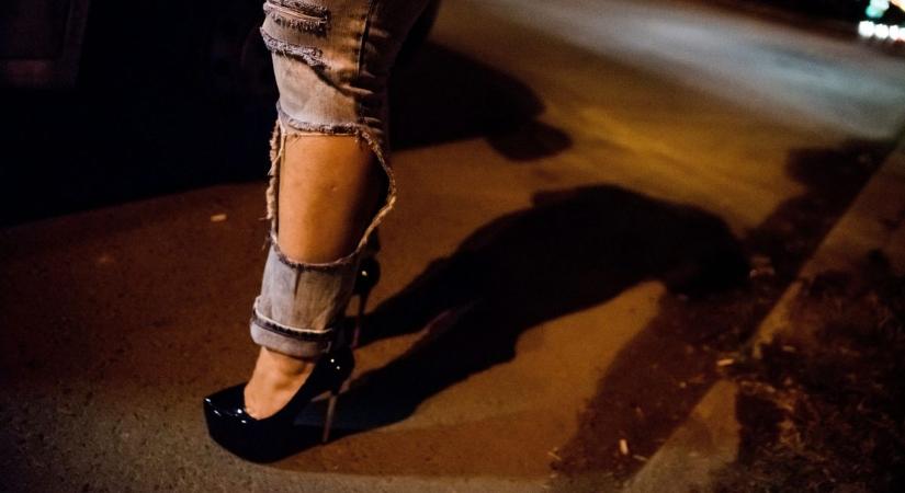 Tizennégy éves lányt kényszerített prostitúcióra egy anya-fia páros