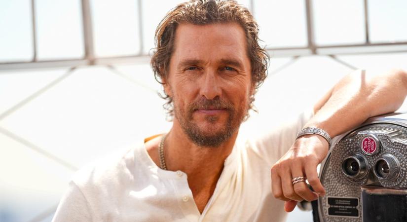 Matthew McConaughey-t szemen csípte egy méh, megmutatta az eredményét