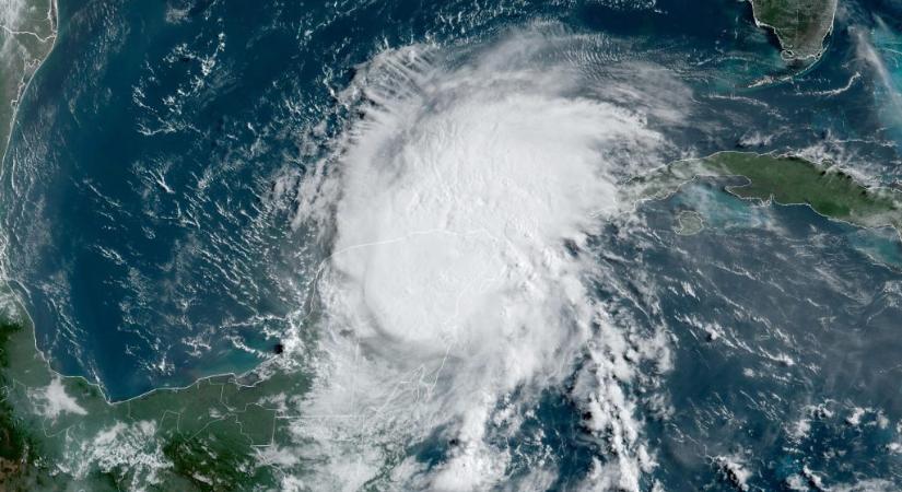 Videó: berepültek a kutatók egy hurrikánba