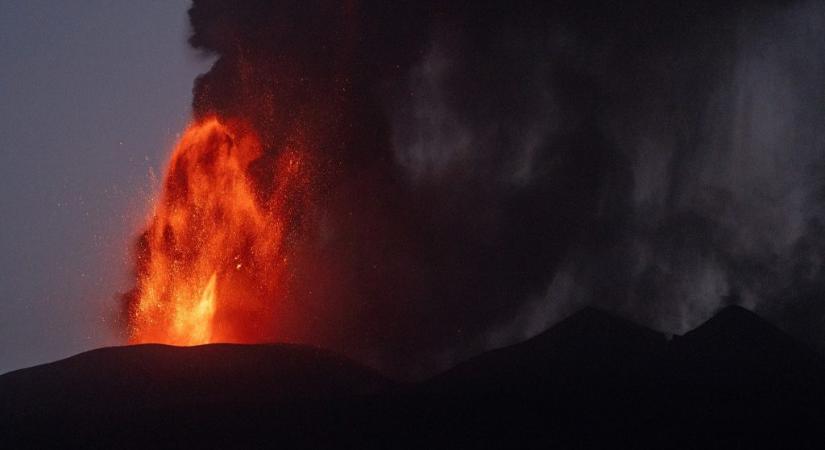 Több száz méter magas lávaszökőkutat hozott létre az Etna