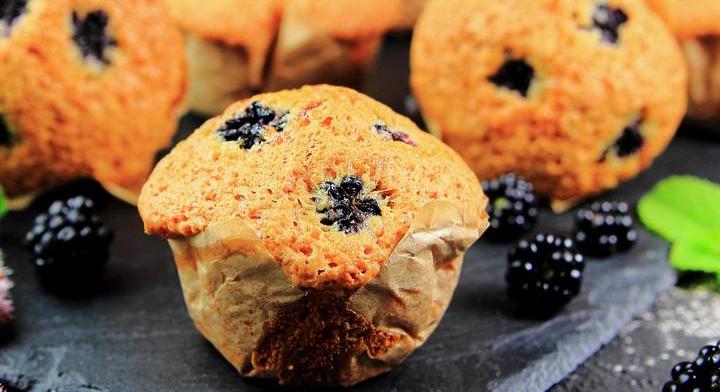 Szedres muffin a fanyar ízek kedvelőinek: puha nyári sütemény