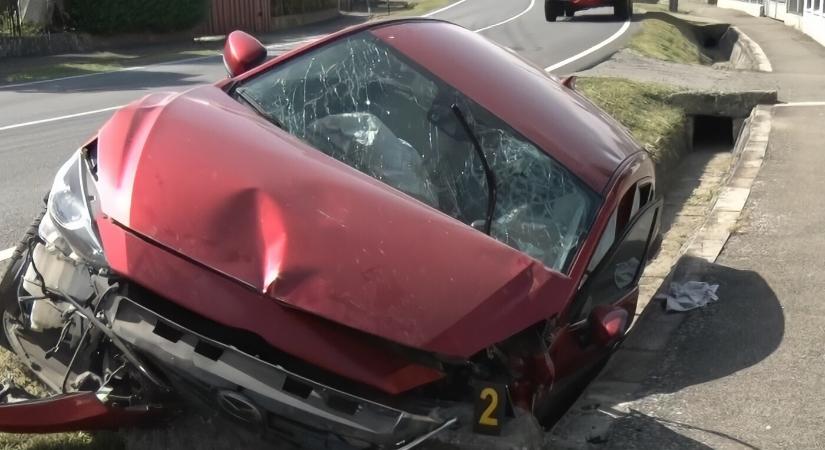 TRAGÉDIA: Letért az útról és betonfalnak ütközött egy autó, egy nő meghalt