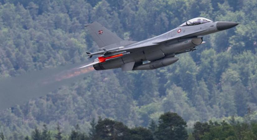 Úton vannak Ukrajnába az első F-16-osok