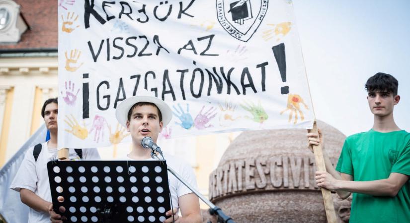 A tankerületi igazgató lemondását követelték a Vasvári Pál Gimnázium igazgatójáért kiálló tüntetők
