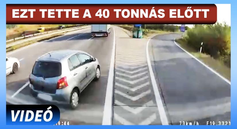 40 tonnás szerelvény előtt tette ezt az M0-áson a Toyota Yaris sofőrje