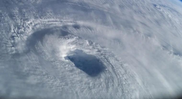 Videó készült arról, ahogy belerepültek egy hurrikánba
