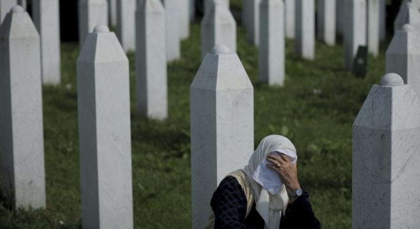 A srebrenicai népirtás 14, újonnan azonosított áldozatát temették el