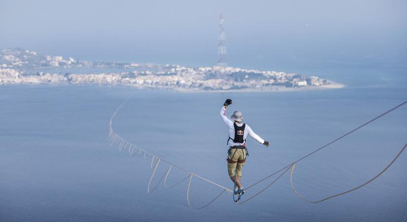 Egy hollywoodi kaszkadőr átsétált egy kötélen a Földközi-tenger felett