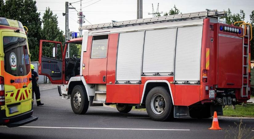 A tűzoltók és a mentők segítségére is szükség volt egy derecskei autóbalesetnél