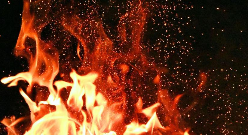 Óriási a baj, 33 tűzoltóautó rohant: lángokban áll az 1000 éves épület