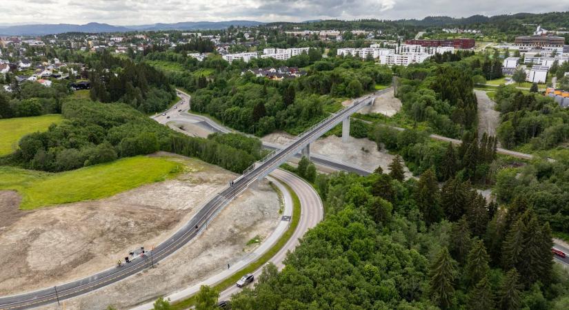 Festői környezetben épült fel Trondheim magyar gyártású hídja - videó