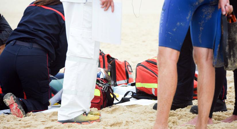 Fürdés után a part felé sétált, amikor összeesett a férfi - egy vízimentő élesztette újra
