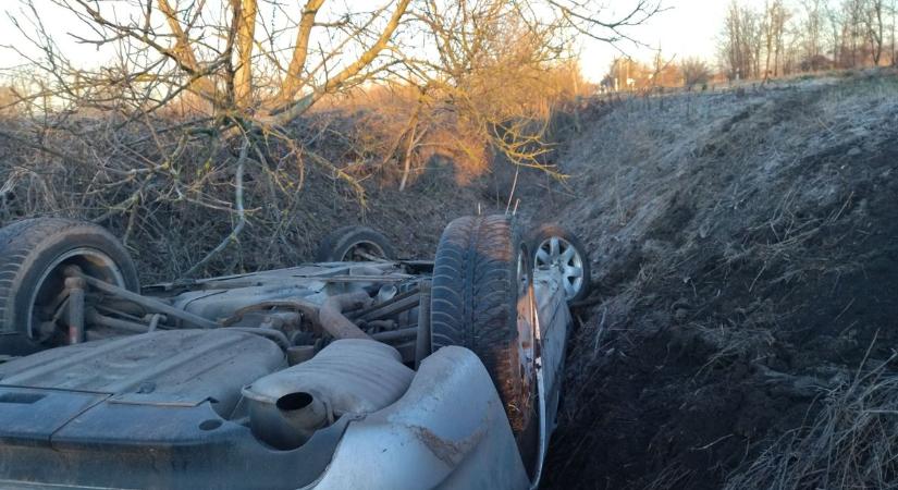 Árokba borult egy autó Mezőcsát közelében - teljes szélességben lezárták az utat