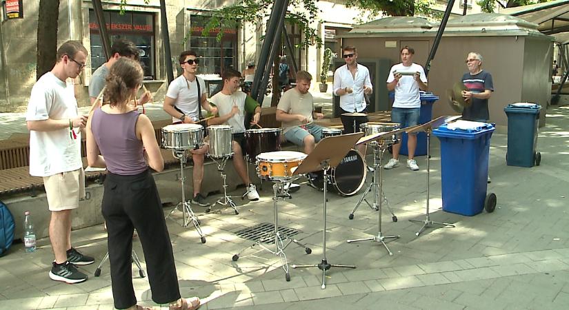 Fergeteges produkcióval szórakoztatták Debrecen belvárosát a zeneművészetisek