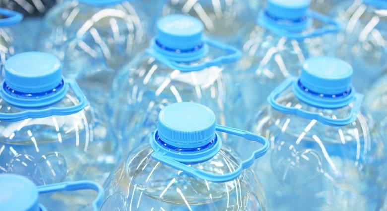 200 ezer liter palackozott ásványvizet tartalékol a kormány