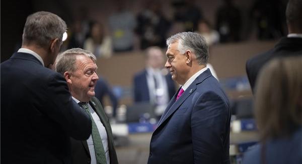 Újabb képek Orbán Viktorról a NATO csúcson