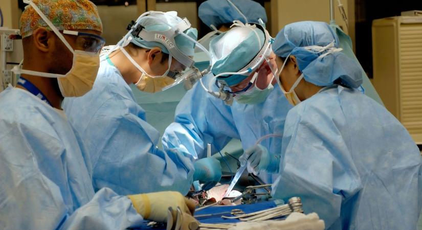 Elképesztő műtéti bravúr: bokájához varrták a férfi kezét, hogy megmentsék azt