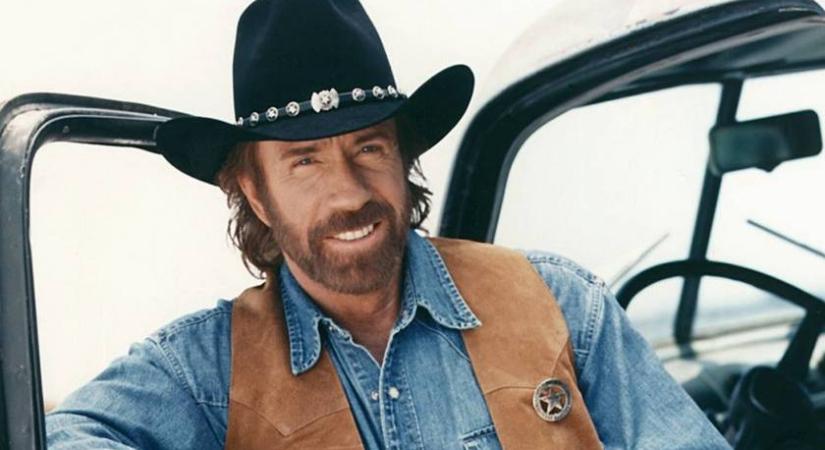 A 84 éves Chuck Norris felismerhetetlen lett: friss képeken a Walker, a texasi kopó sztárja