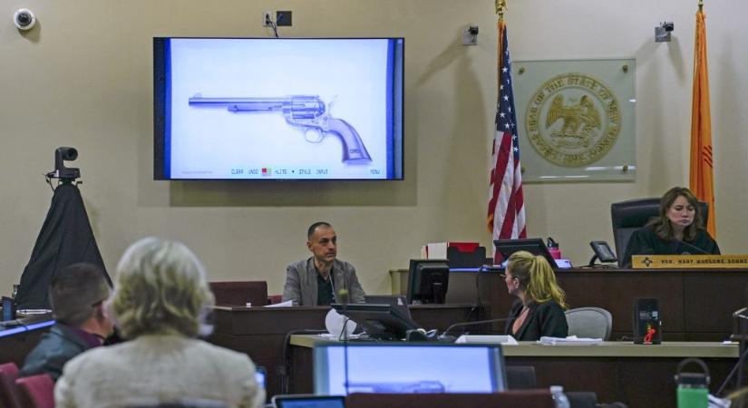 A fegyvergyártó szerint Alec Baldwinnak meg kellett húznia a ravaszt, hogy a revolver elsüljön