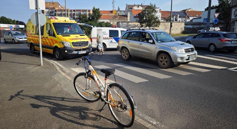 Körforgalomban ütöttek el egy biciklist Szombathelyen - helyszíni fotók