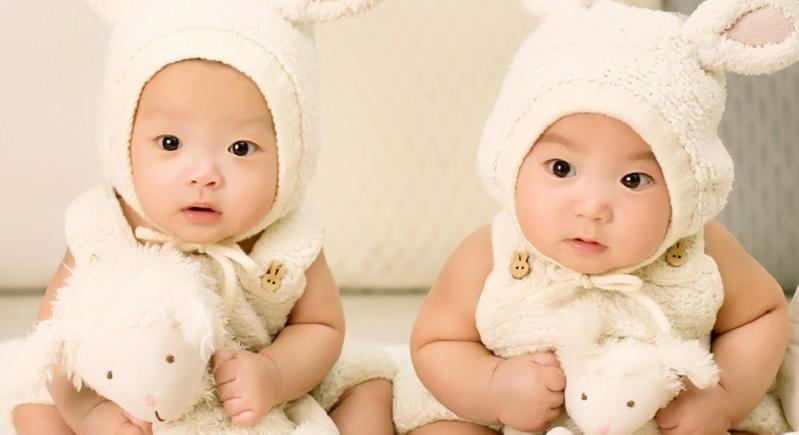Döbbenetes: azonos az egypetéjű ikrek IQ-ja – még ha születésükkor el is váltak egymástól