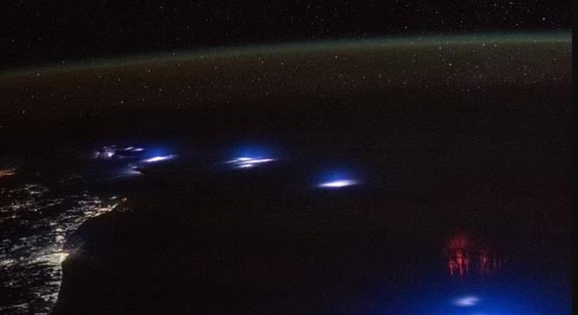 Különös fényeket rögzített a Föld légkörében az ISS asztronautája