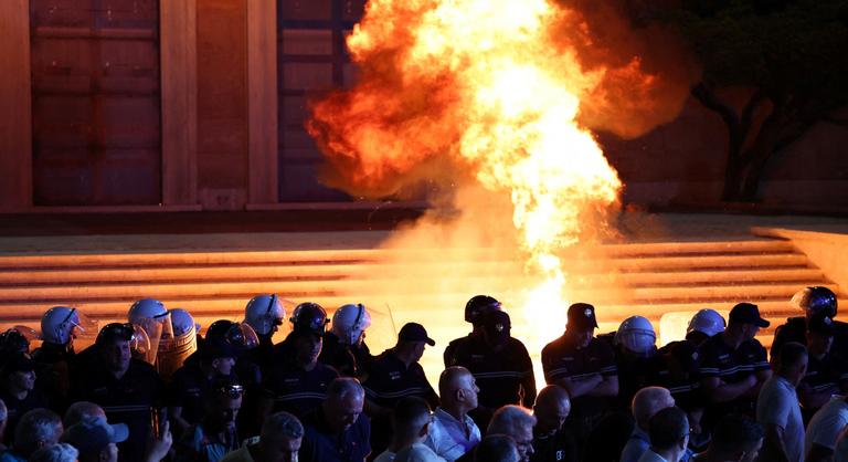 Molotov-koktélokkal támadtak több kormányépületre Albániában