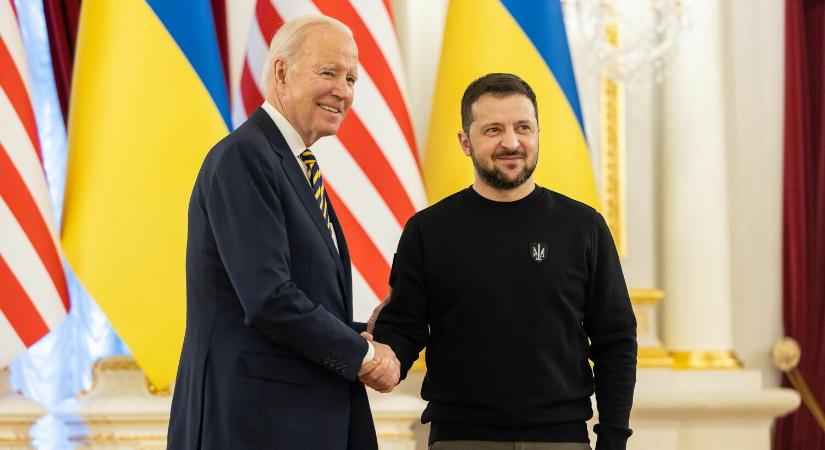 Biden hatalmasat bakizott: Putyinnak nevezte Zelenszkijt