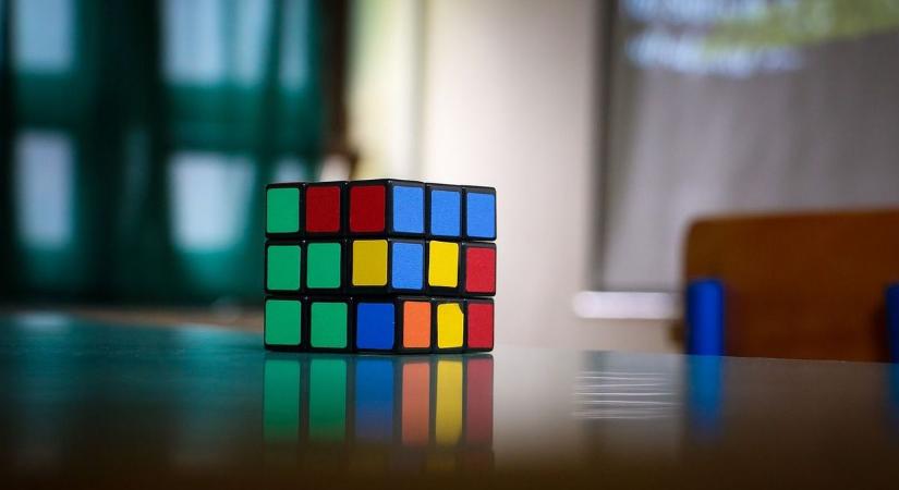 Immáron emlékérmén is megvehető a Rubik-kocka