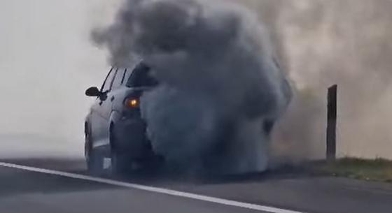 A dízelmotorok „öngyilkos hajlama” érhetett utol egy autót az M3-ason – videó