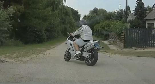 Hiába tiltották el négyszer, bedrogozva száguldozott motorjával egy férfi – videó