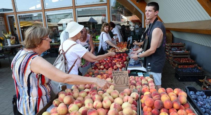 A hűsítő gyömölcsöket keresték a legtöbben a hőségben a kaposvári piacon
