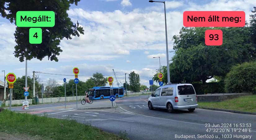 Alig állnak meg az autósok a STOP táblás kereszteződésben, ahol még halálos baleset is történt