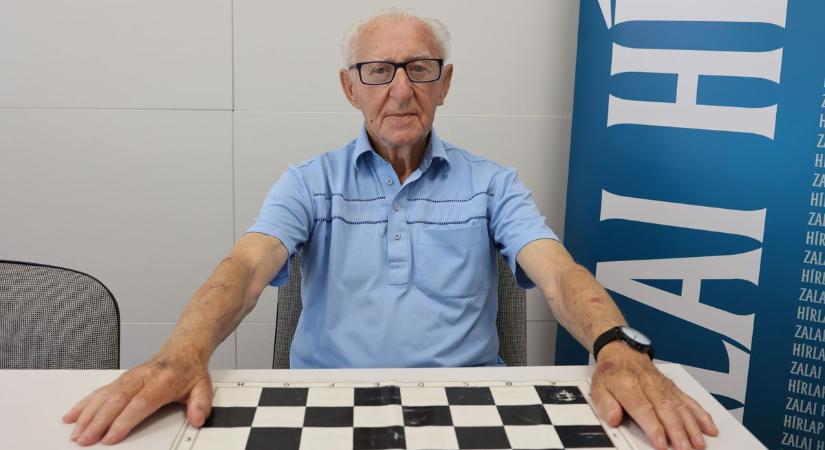 Öt forint a tábla alá és kezdődhetett a sakkparti – Mátés József 86 évesen is aktív