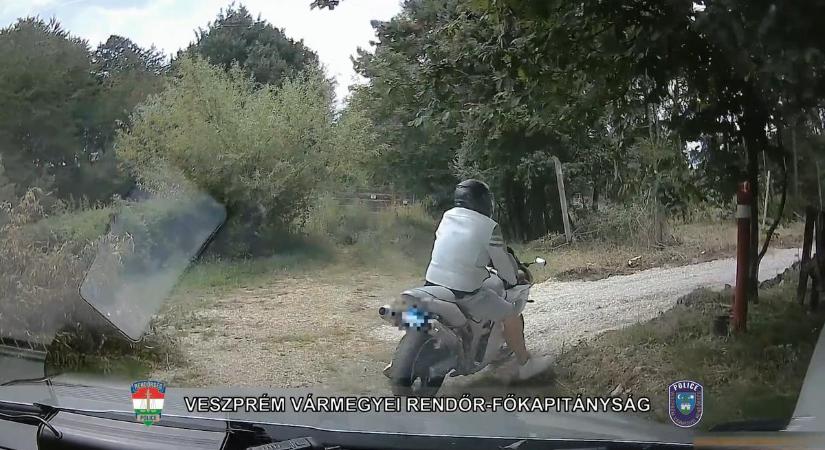 Droggal telenyomva menekült a rendőrök elől a vezetéstől eltiltott motoros Veszprém vármegyében: videón a filmbe illő üldözés és elfogás