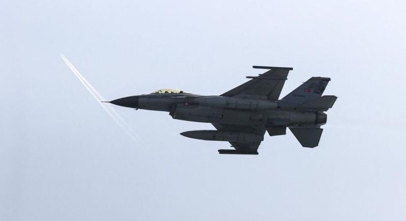Lezuhanhatott egy F-16-os vadászrepülőgép Észak-Lengyelországban  videó