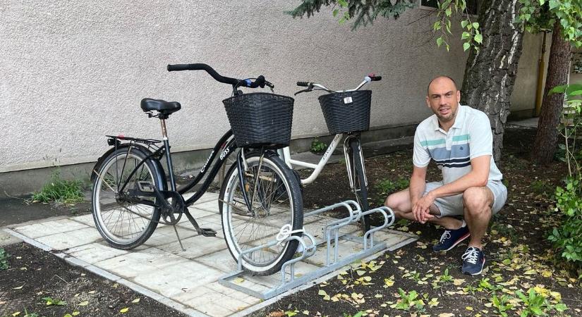 Új kerékpártárolókat tettek ki a Kazinczy-lakótelepen
