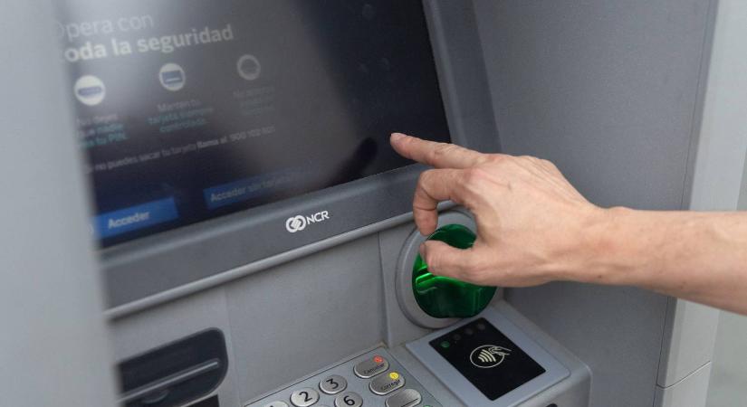 Több mint 460 millió forintott lopott egy ATM-ből, majd 4 hónap alatt eltapsolt azt egy férfi