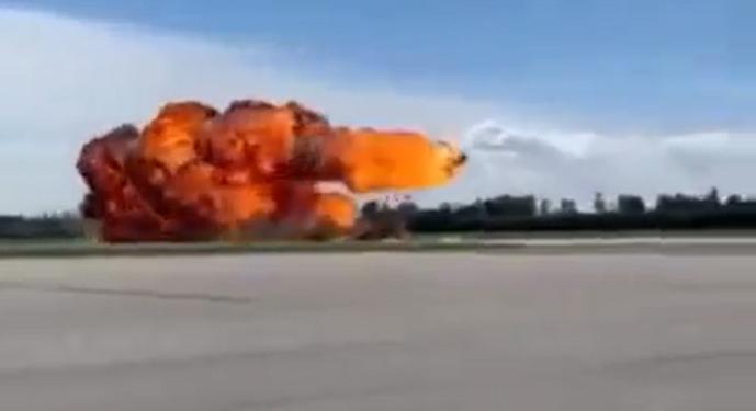 Hatalmas sebességgel csapódott a földnek egy repülőgép Lengyelországban, szörnyethalt a tapasztalt pilóta: drámai videón a tragikus baleset