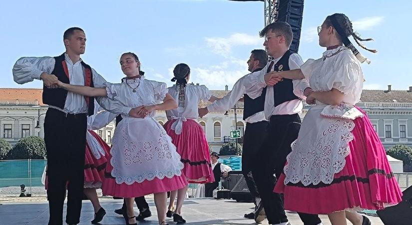 Néptáncgálával indult a 27. Bajai Halfőző Fesztivál – galériával, videóval