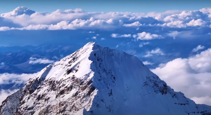 Lélegzetelállító videó készült a világ legmagasabb pontjáról