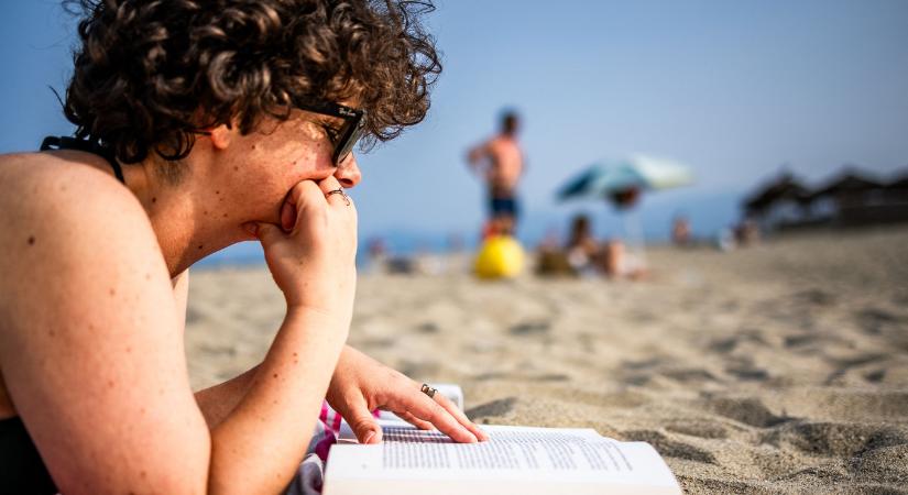 7 tekintélyt kölcsönző nyári olvasnivaló, amivel garantáltan megbámulnak a strandon