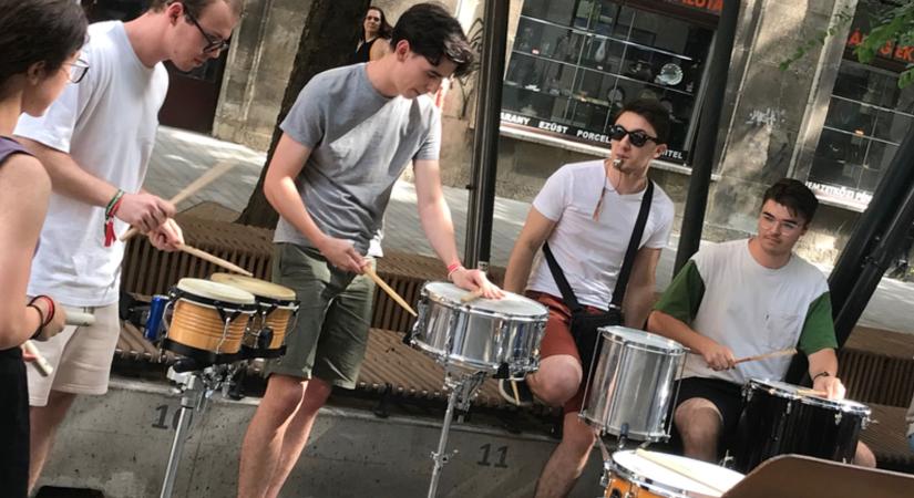 Fiatal zenészek teremtettek kupahangulatot a belvárosban