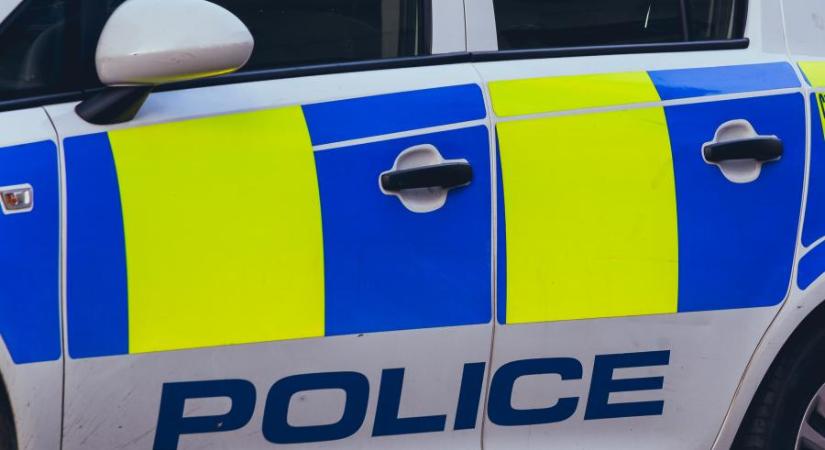 Egy 24 éves férfit letartóztatott a brit rendőrség, miután emberi maradványokkal teli bőröndöket találtak egy bristoli hídon