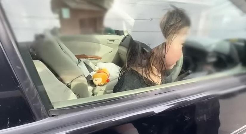 Forró autóba zárták a kislányukat a nézettségért a youtuber szülők, teljesen kiakadtak a netezők